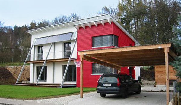 Solaranlage an einer Hausfassade